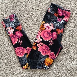 🦄🚨 LuLaRoe Black floral lace leggings, OS 🚨🦄